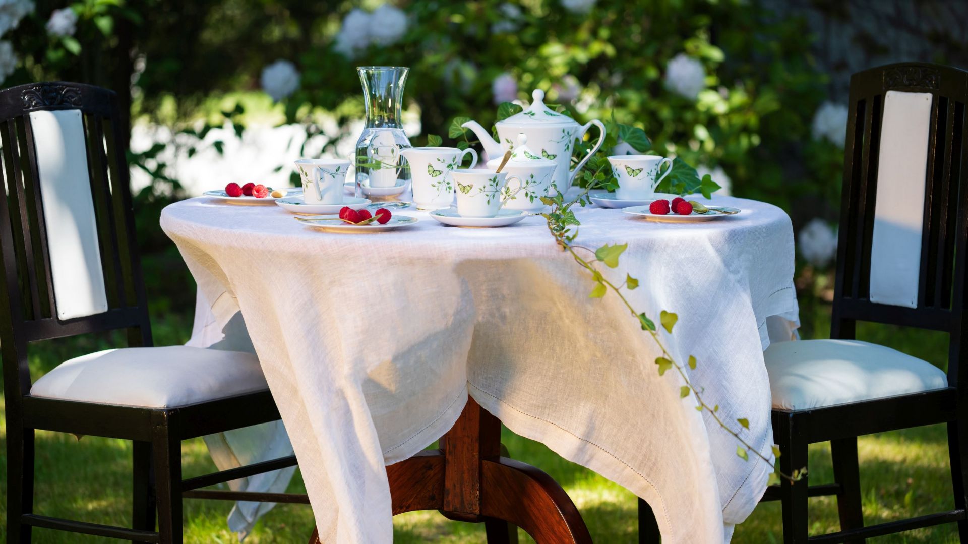 Klasyczna biała porcelana ozdobiona kwiatami: piękna kolekcja