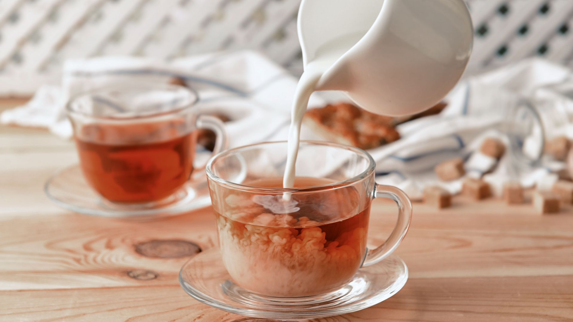 Dziś historyczna herbata z mlekiem prezentuje swoje zupełnie nowe oblicze. Na Zachodzie zaczyna zastępować popularną caffè latte, stanowiąc łagodniejszą w smaku wersję ulubionego, mlecznego naparu. Fot. English Tea Shop Polska