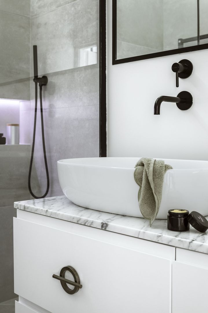 Bateria umywalkowa podtynkowa oraz podtynkowy system prysznicowy z kolekcji Omnires Y (Omnires), uchwyt Under w wybarwieniu gunmetal (PAP DECO).