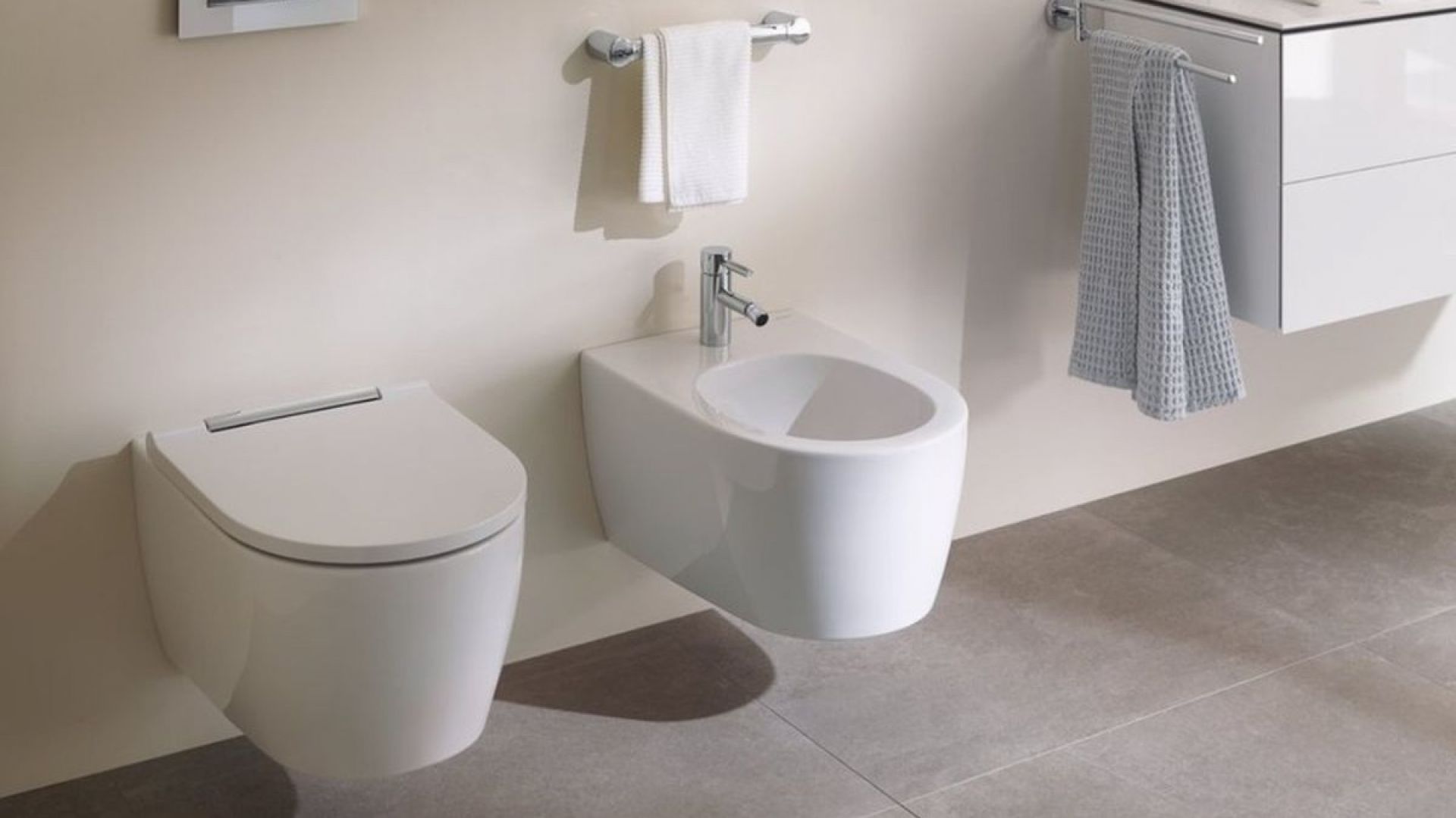 Toaleta oraz bidet z kolekcji Geberit One są odpowiedzią na potrzebę zachowania higieny i zaostrzonego reżimu sanitarnego. Fot. Geberit