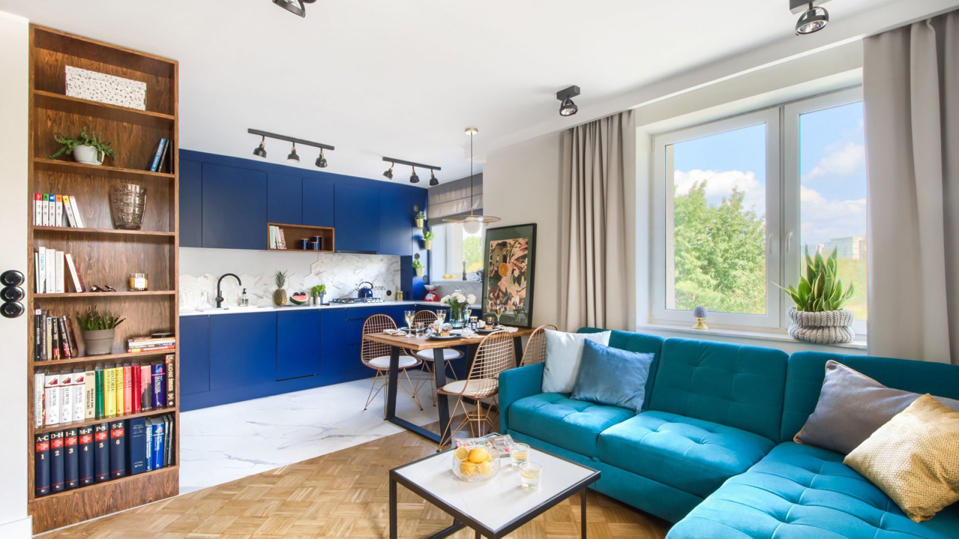 Aneks kuchenny musi być stylistycznie dopasowany do reszty wnętrza. Ten ma głęboki niebieski kolor, bardzo modny! Projekt arch. Katarzyna Uziembło, Duet Studio. Fot. Duet Studio