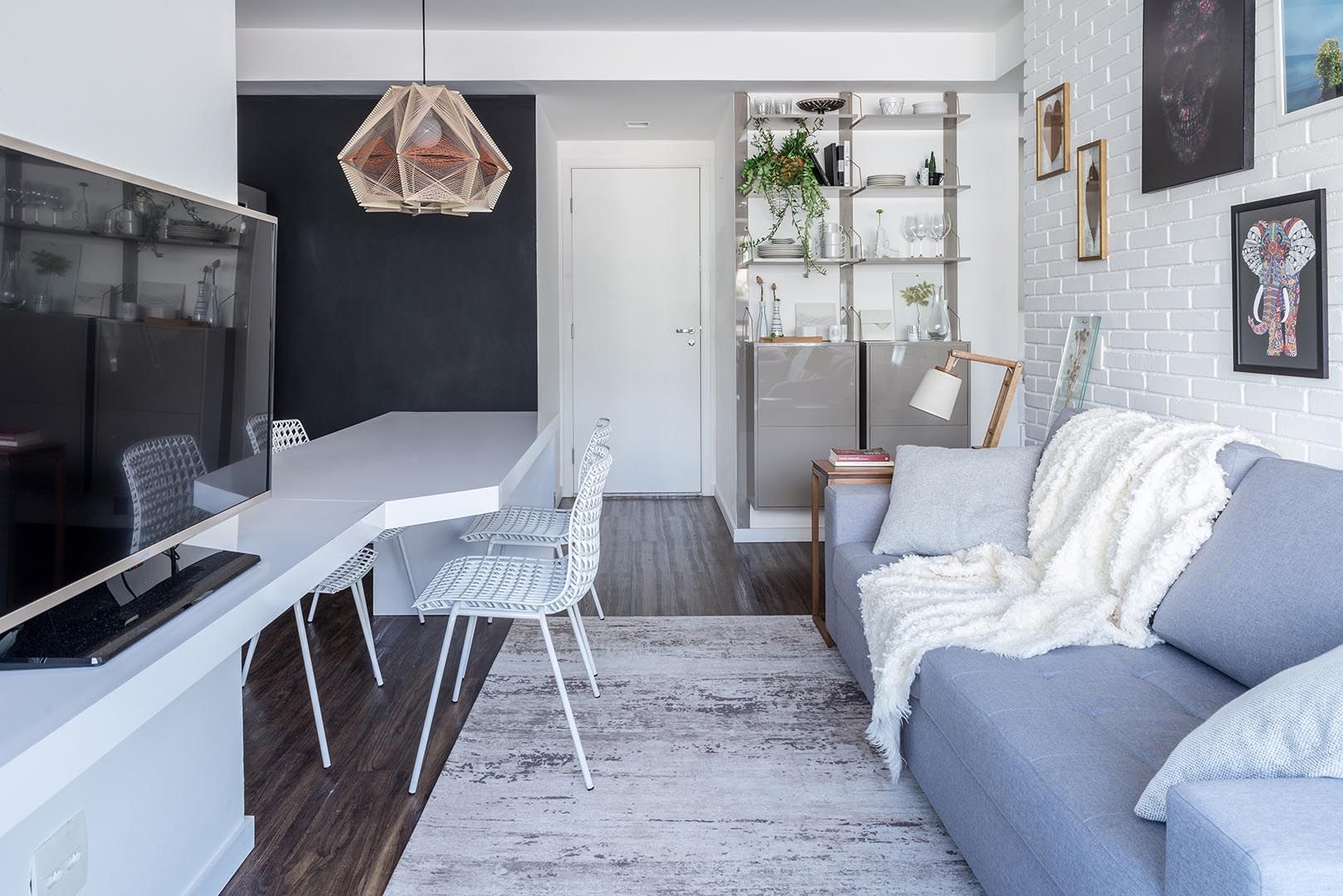 Mieszkanie o pow. 45 m2 ma część dzienną połączoną z kuchnią Projekt: Momba Arquitetura, Argentyna. Zdjęcia: Guilherme Pucci