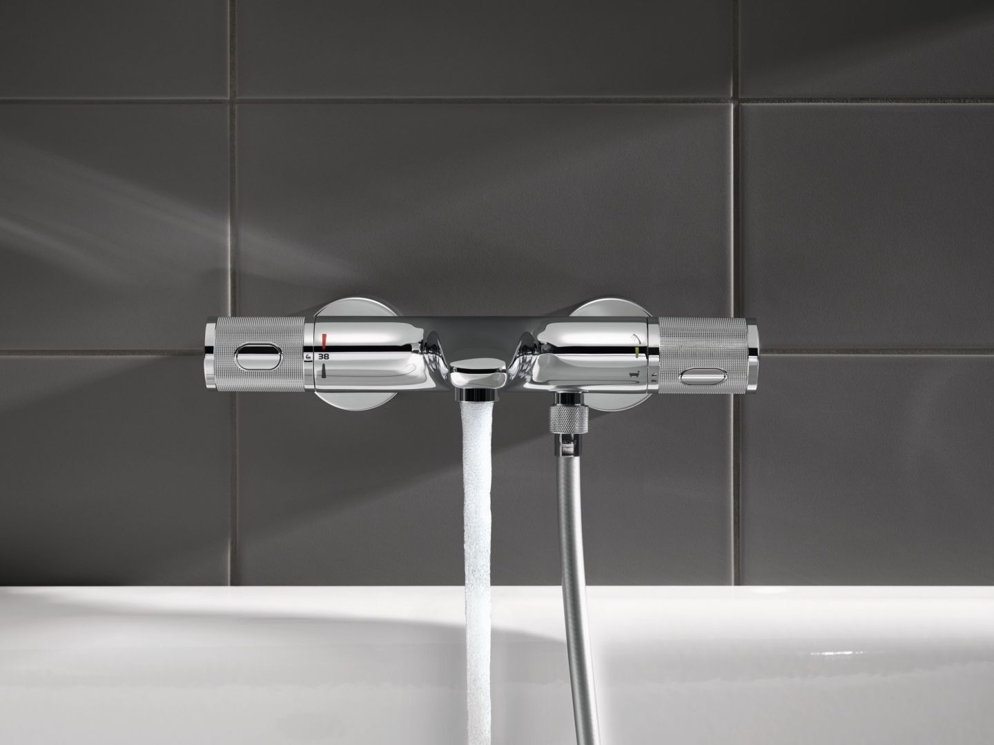 Technologia Grohe CoolTouch, dzięki której powierzchnia baterii nagrzewa się maksymalnie jedynie do temperatury wody zapewniając 100% bezpieczeństwo i brak oparzenia. Cena ok. 1.400 zł
