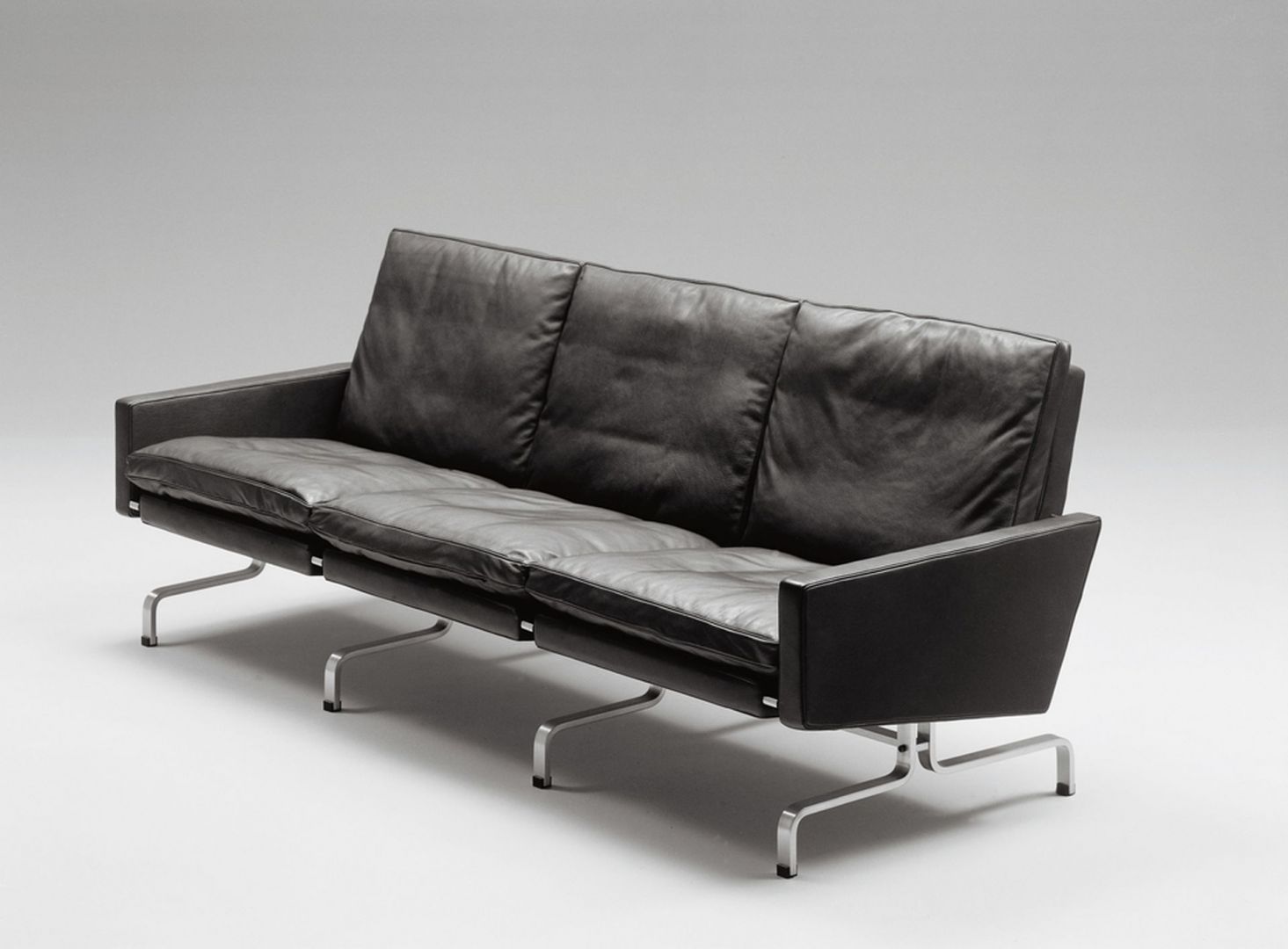 Sofa PK31 w stylu vintage. Projekt z 1958 roku. PK31 to kolekcja siedzisk wypoczynkowych, w której skład wchodzi fotel i sofy 2 i 3-osobowa. Projektant: Poul Kjaerholm dla Fritz Hansen. Cena: od ok.105 tys. zł (model 2-osobowy). Fot. Fritz Hansen