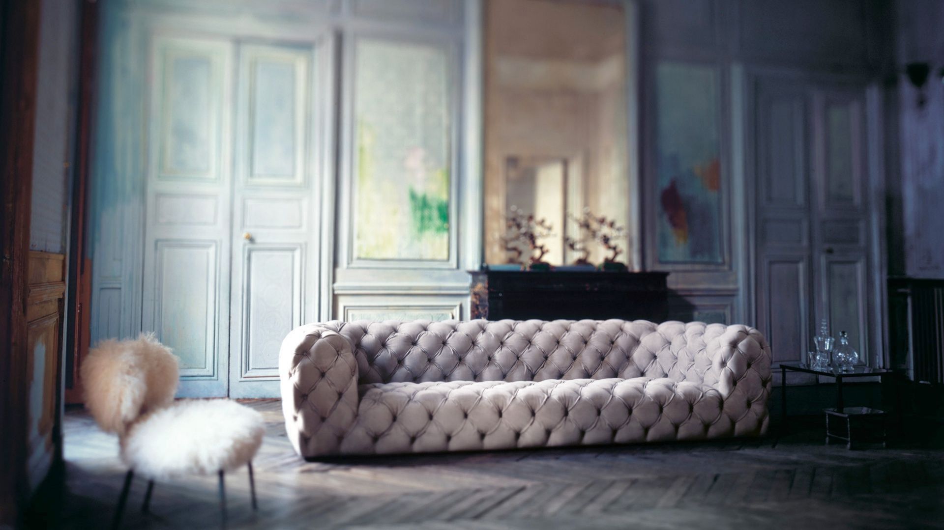 Sofa Chester Moon to połączenie tradycyjnej metody obrabiania skór z nowoczesną, uniwersalną formą. Obicie - skóra naturalna pikowana ręcznie. Rama siedziska - drzewo jodłowe. Projekt: Paola Navone dla marki Baxter. Cena: od ok. 62 tys. zł (sofa 2-osobowa). Fot. Baxter