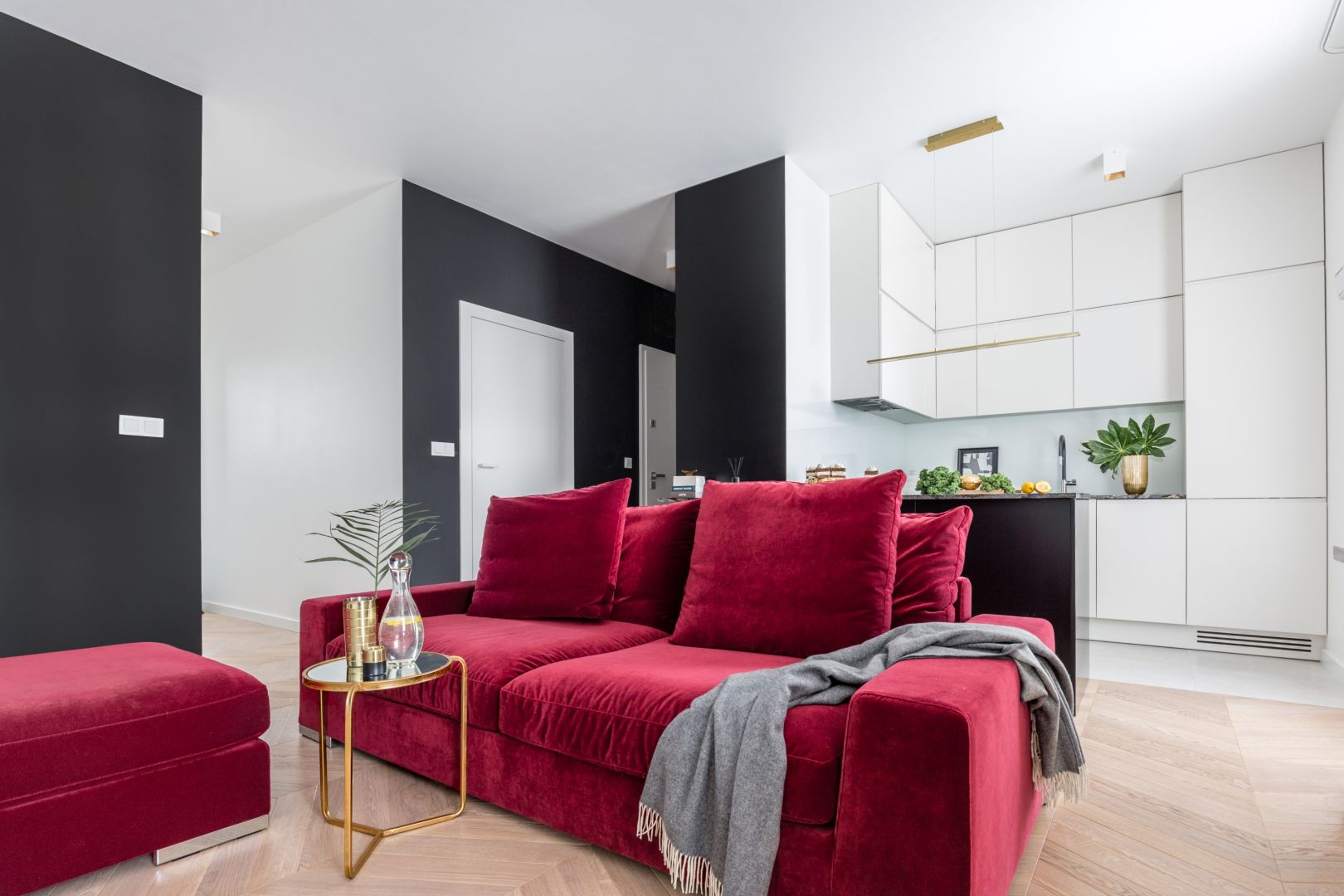 By zmienić wygląd salonu często wystarczy wymienić sofę. Ta w kolorze doda wnętrzu energii. Projekt Decoroom. Fot. Pion Poziom.