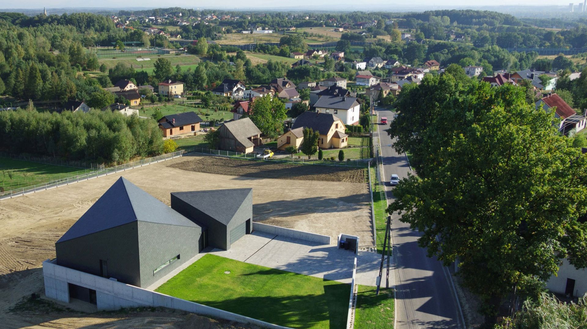 Nowoczesna bryła świetnie wpisuje się w pobliski krajobraz. Dom w Krostoszowicach. Autor: arch. Robert Skitek, arch. Jakub Zygmunt, RS+. Zdjęcia: Tomasz Zakrzewski, archifolio.pl