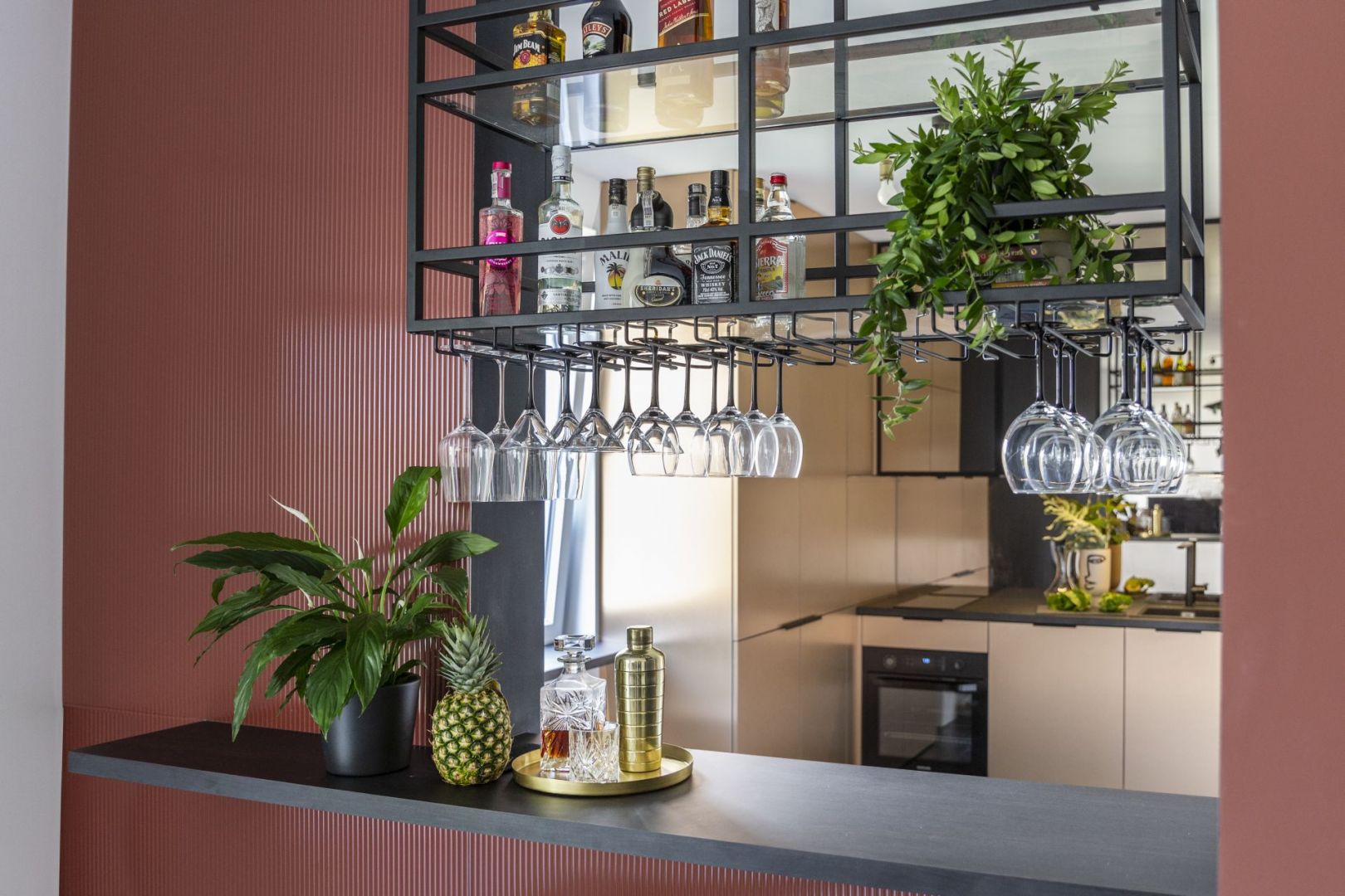 Ten bar jest na pewno centrum domowego życia. Projekt wnętrza: Agata Koszelewska/Decoroom. Zdjęcia: Marta Behling, Pion Poziom – fotografia wnętrz