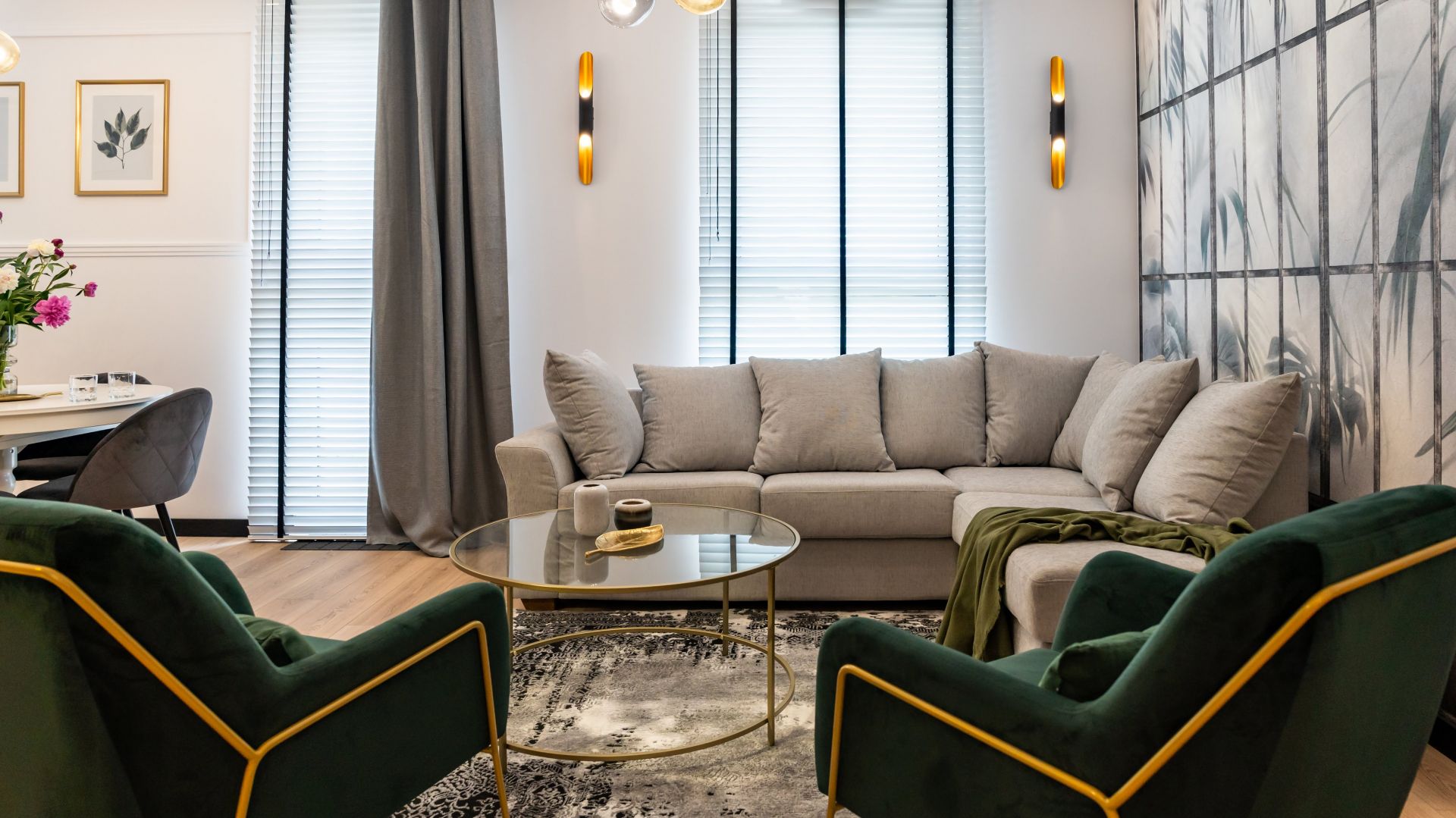 Wnętrze jest nowoczesne i eleganckie. Duże okna i wpadające przez nie światło doskonale doświetlają całe mieszkanie. Projekt: DG Studio Donata Gadalska. Fot. Jacek Fabiszewski