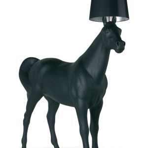 Horse Lamp przypomina konia nie tylko z wyglądu, ale także rozmiarem, więc to propozycja do DUŻYCH wnętrz. Ale za to jaki efekt! Cena: ok. 18 tys. zł (sklep Atakdesign.pl). Fot. Moooi
