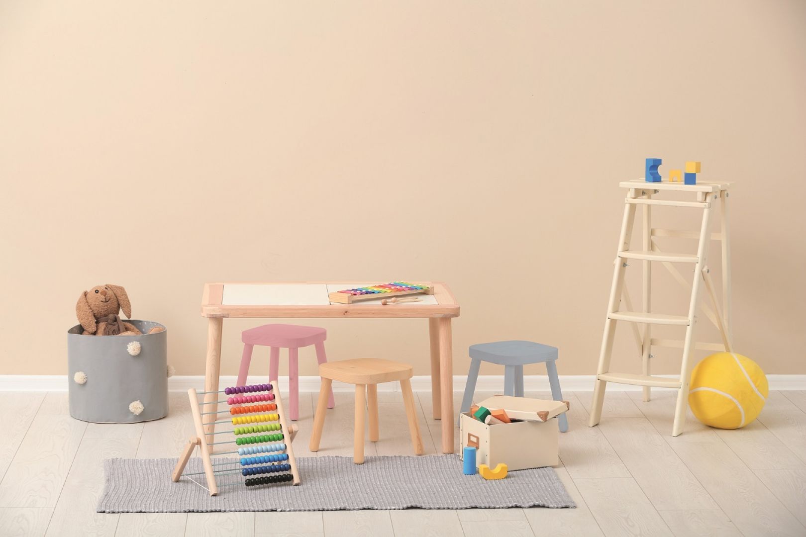 Krzesła zostały pomalowane emalią Beckers Designer Universal w kolorze Light Coral, Aqua oraz Candy Pink. Produkt posiada certyfikat bezpieczeństwa zabawek oraz rekomendację Polskiego Towarzystwa Alergologicznego, dlatego bez obaw możemy zastosować ją na przedmiotach używanych przez najmłodszych. Fot. Beckers