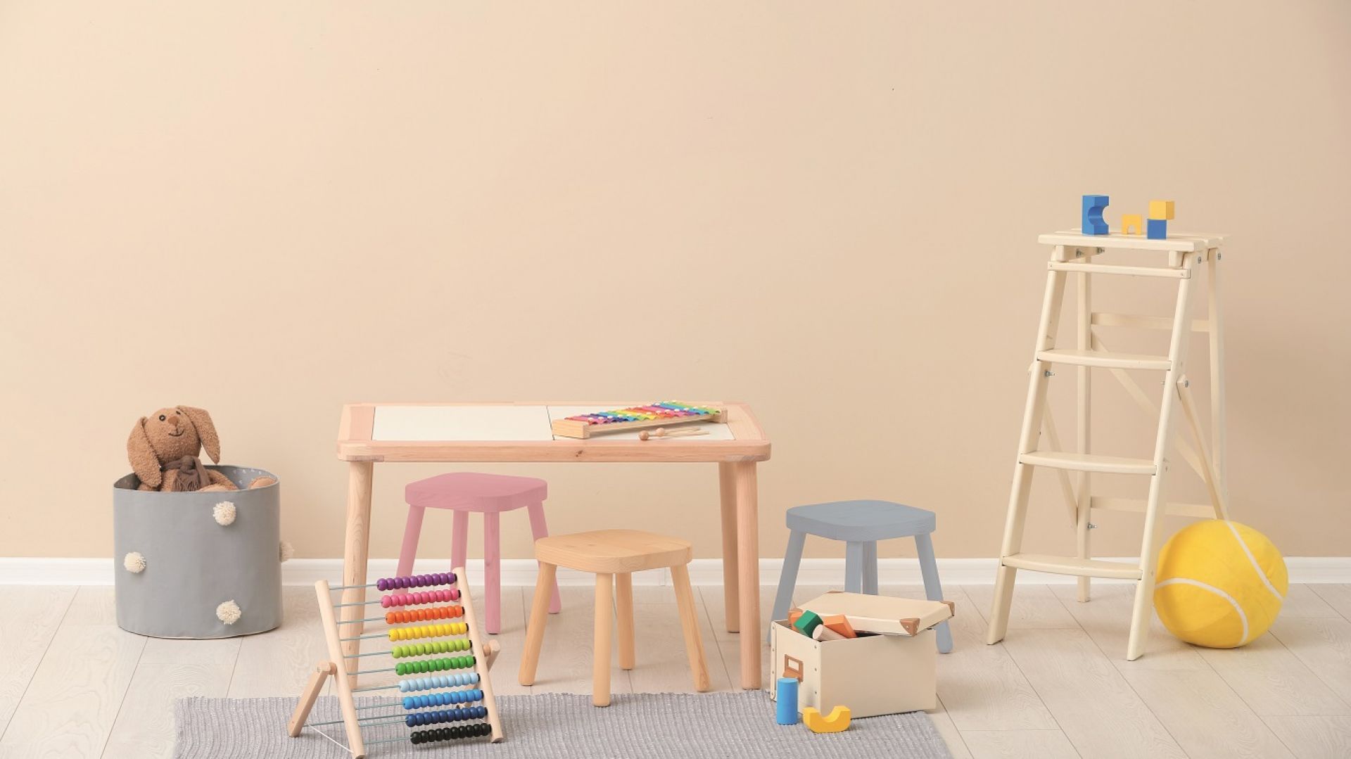 Krzesła zostały pomalowane emalią Beckers Designer Universal w kolorze Light Coral, Aqua oraz Candy Pink. Produkt posiada certyfikat bezpieczeństwa zabawek oraz rekomendację Polskiego Towarzystwa Alergologicznego, dlatego bez obaw możemy zastosować ją na przedmiotach używanych przez najmłodszych. Fot. Beckers