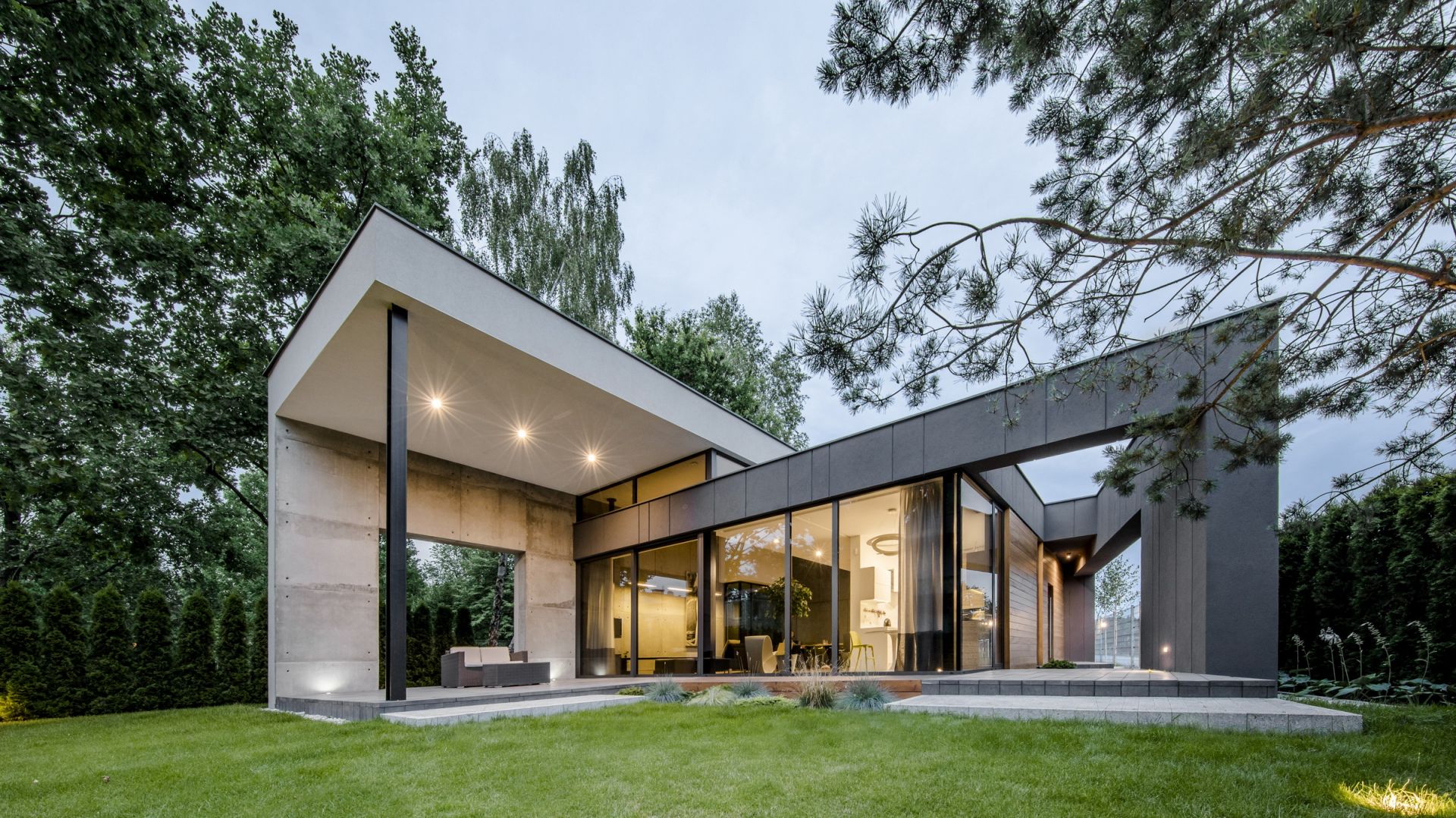 Dom o nazwie FIL wyróżnia ciekawa bryła o dwóch różnych wysokościach. Projekt: Magdalena Beczak, Maciej Beczak, Jarek Borowski, Beczak/Beczak Architekci. Zdjęcia: jankarol.com