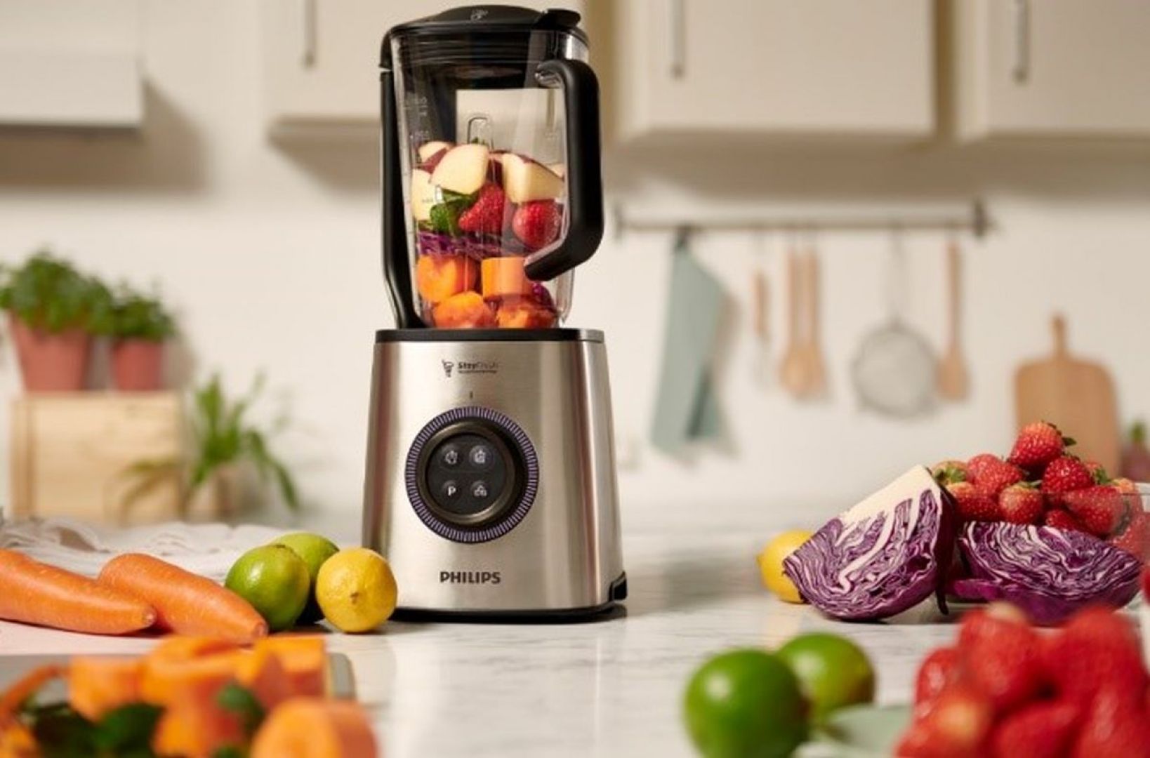 Do przygotowania wartościowych koktajli najlepsze są blendery kielichowe takie jak blender próżniowy Philips HR3752/00, który wysysa tlen z kielicha przed rozpoczęciem blendowania, pozwalają zachować świeżość koktajlu aż przez osiem godzin. Cena: 1.169 zł. Fot. Philips