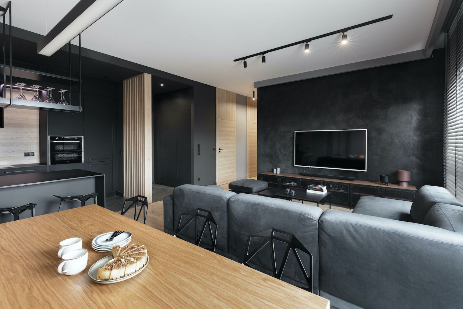 Najlepszym miejscem do długich rozmów i wspólnego spędzania czasu jest jednak wygodna, duża sofa. W tej roli występuje model Enjoy marki Nobonobo. Projekt: Anna Gostomczyk, pracownia 2form. Fot. Norbert Banaszyk