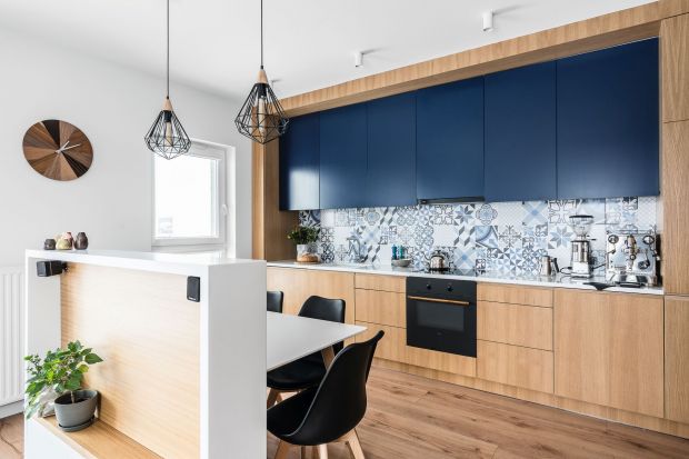 Najciekawsze wnętrza: salony i kuchnie z modnymi niebieskimi akcentami