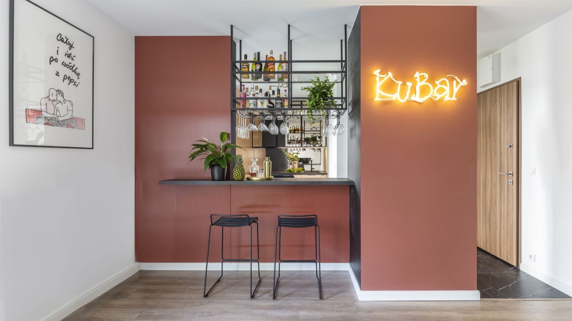 Wysoki bar, przy którym swobodnie można przygotowywać i serwować drinki – od początku było jasne, że to element obowiązkowy tego projektu. Projekt wnętrza: Agata Koszelewska/Decoroom. Zdjęcia: Marta Behling, Pion Poziom – fotografia wnętrz