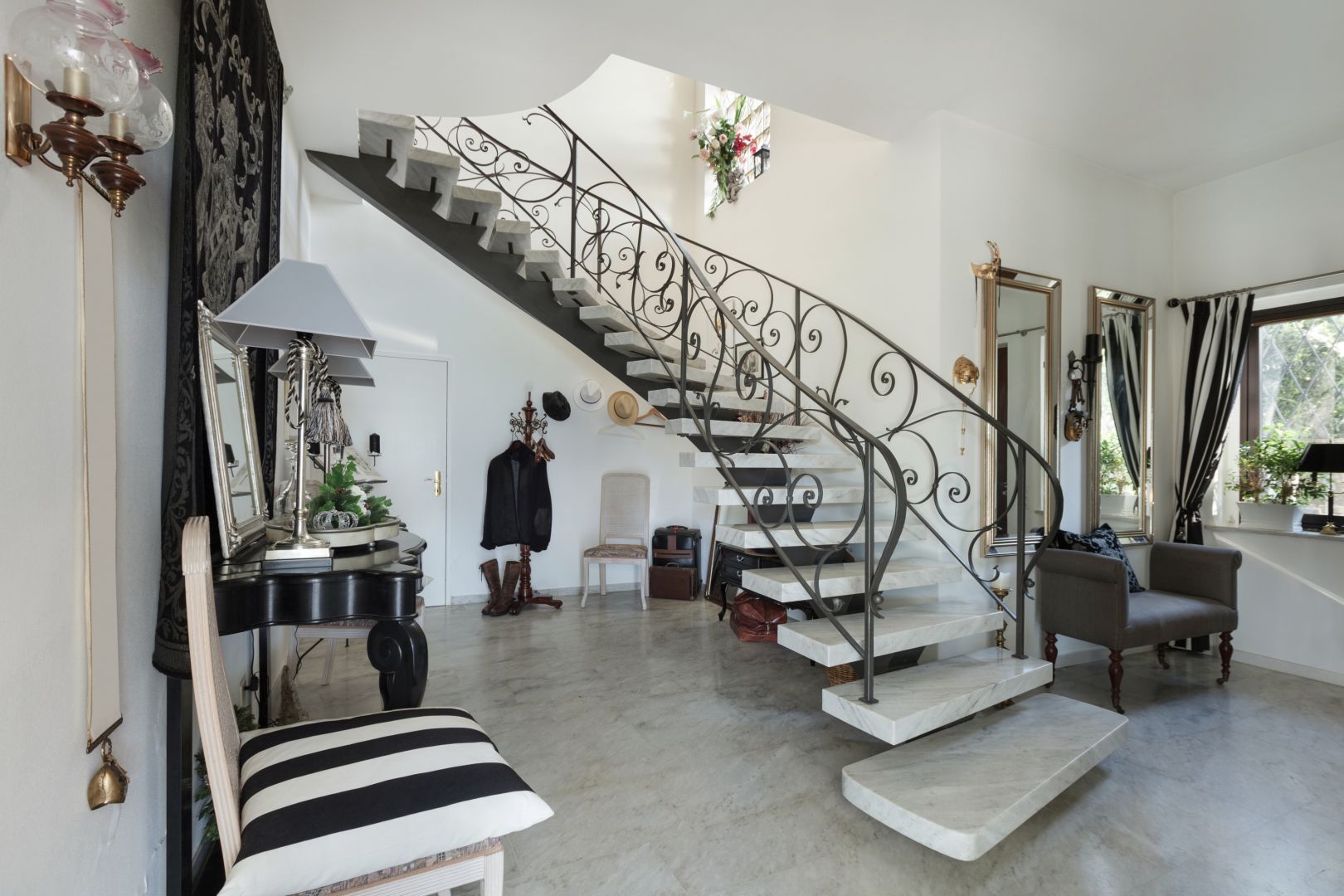 Stonowana, elegancka kolorystyka sprawia, że Perla Santana sprawdzi się świetnie w aranżacjach inspirowanych duńskim hygge czy strojnym art deco. Fot. Interstone Perla Santana