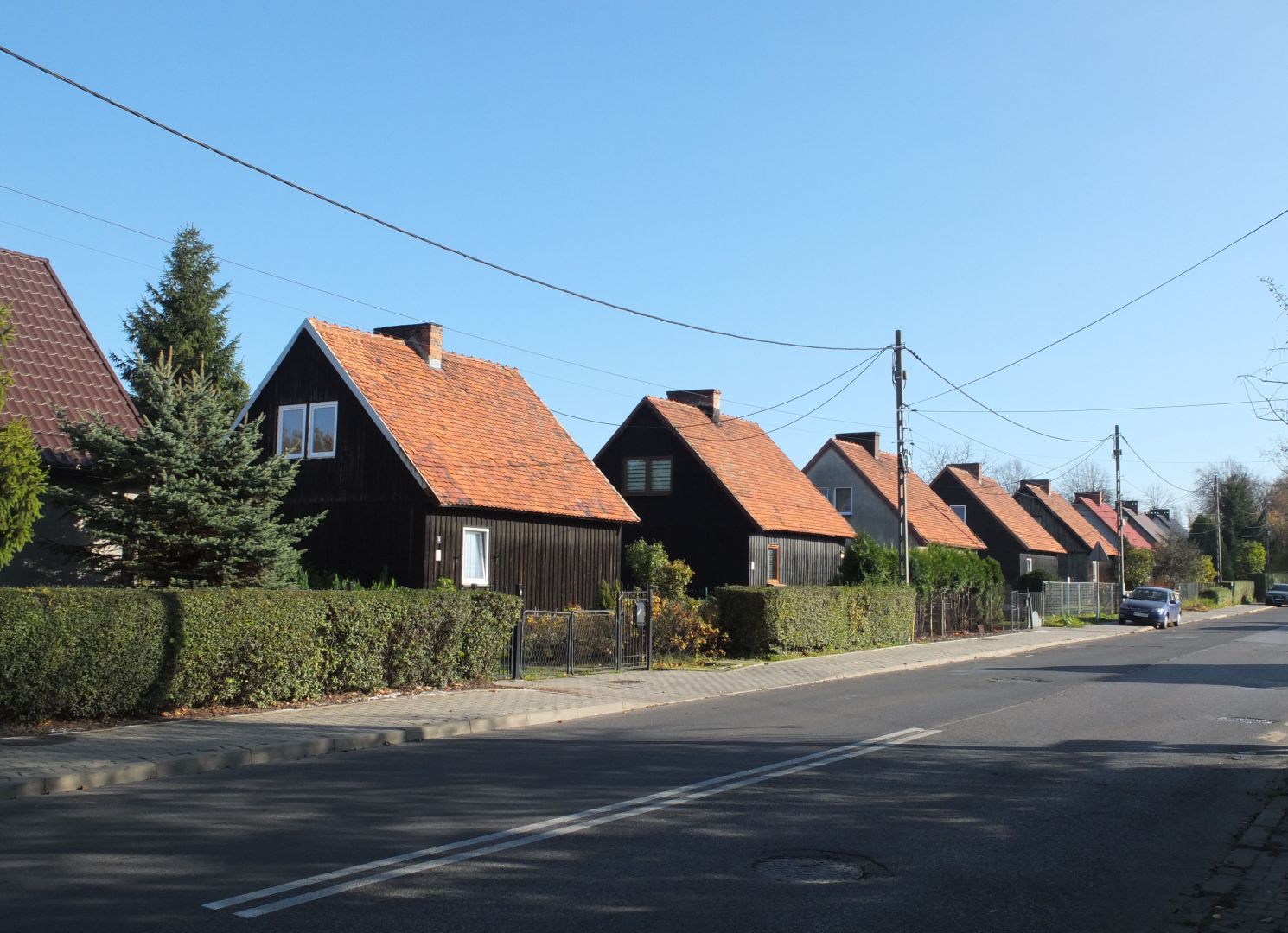 Domy fińskie to drewniane domy jednorodzinne, pktóre spotkać można na Górnym Śląsku i Zagłębiu Dąbrowskim, gdzie stanowią zabytek architektury powojennej. Sprowadzano je głównie z Finlandii (stąd popularna nazwa) za węgiel i koks, by złagodzić tzw. głód mieszkaniowy na czas przejściowy 20–30 lat (za: wikipedia). Fot. Supergut Studio