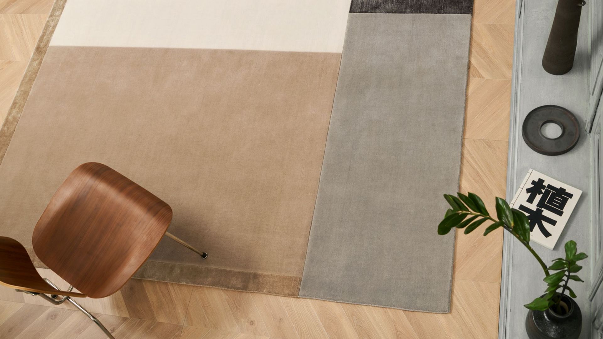 Ponadczasowy, niezwykle elegancki design dywanu Pause marki Serge Lesage doskonale podkreśli charakter nowoczesnych, minimalistycznych wnętrz. Stonowane odcienie ciepłych beżów i brązów zapewniają spokojną i relaksującą atmosferę domowego salonu lub sypialni. Cena: ok. 7. 850 zł (170x240 cm). Fot. Studio Monada
