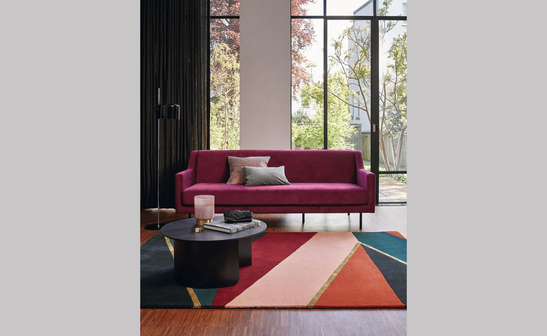 Ręcznie tkany, miękki dywan Sahara Burgundy angielskiej marki Ted Baker z pewnością ożywi wystrój i zada szyku w niejednym salonie. Cena: ok. 3.700 zł (170x240 cm). Fot. Studio Monada