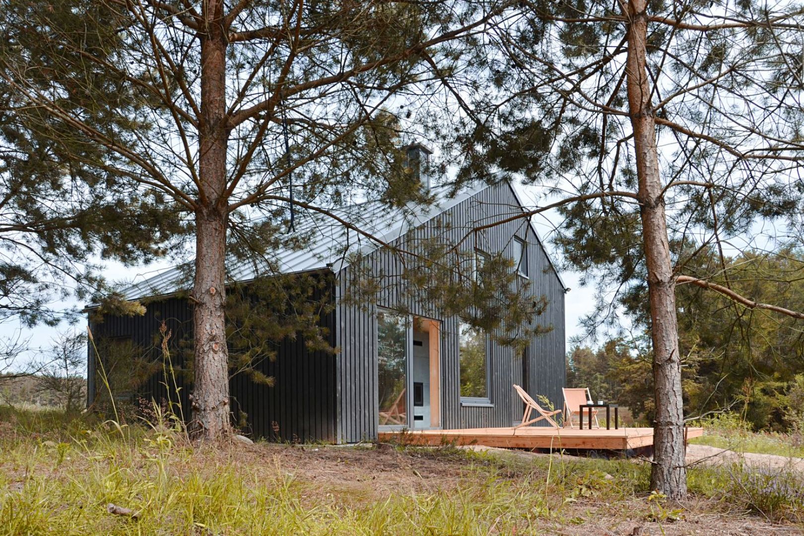 Dom został przystosowany do całorocznego użytkowaniu. Można tu więc w bliskim kontakcie z naturą odpoczywać o każdej porze roku. Projekt i zdjęcia: architekt Grzegorz Layer