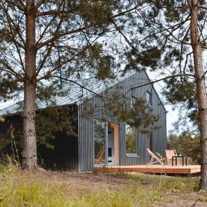 Dom został przystosowany do całorocznego użytkowaniu. Można tu więc w bliskim kontakcie z naturą odpoczywać o każdej porze roku. Projekt i zdjęcia: architekt Grzegorz Layer