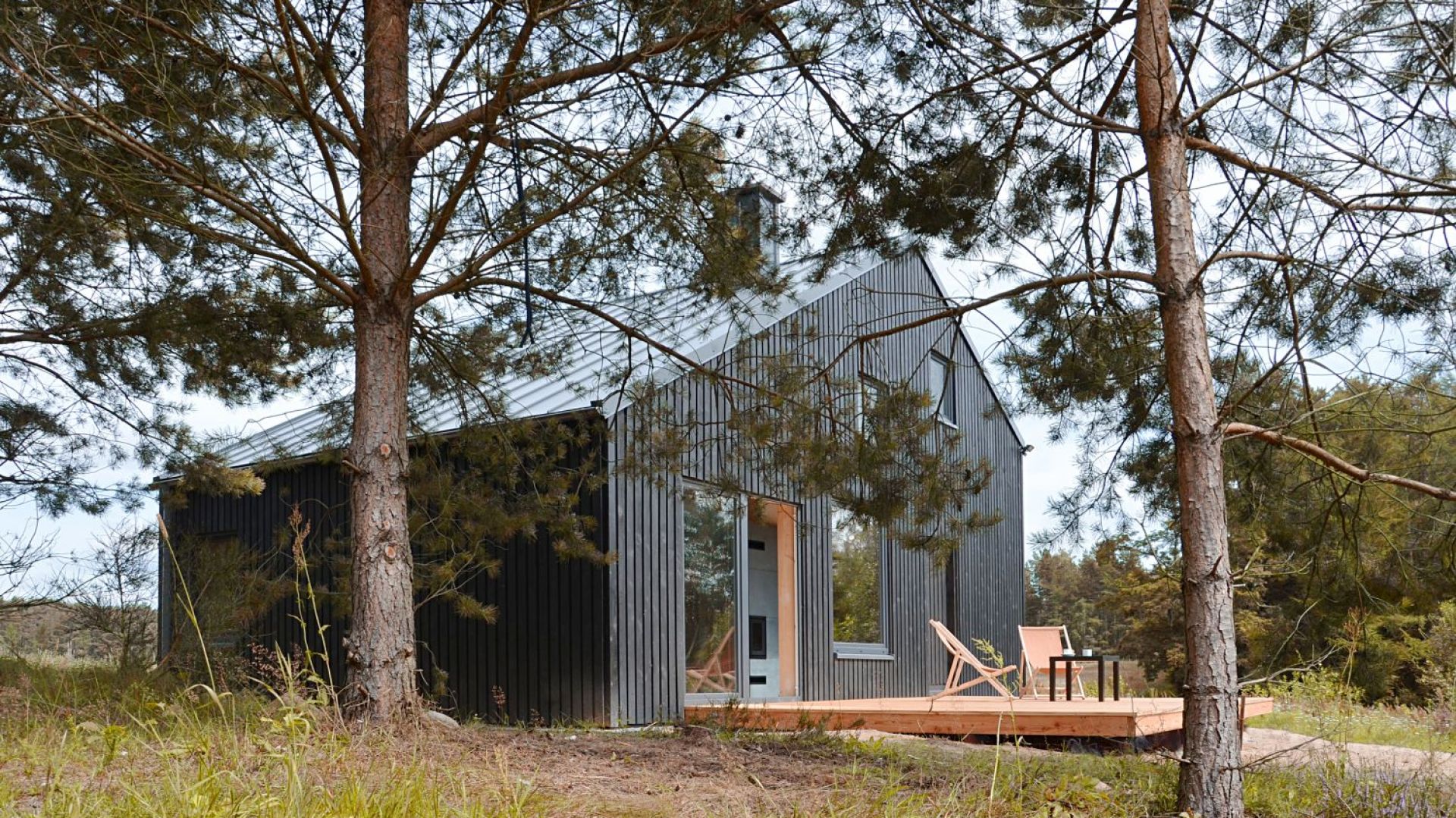 Dom został przystosowany do całorocznego użytkowaniu. Można tu więc w bliskim kontakcie z naturą odpoczywać o każdej porze roku. Projekt i zdjęcia: architekt Grzegorz Layer
