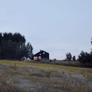 Dom został wybudowany w konstrukcji drewnianej szkieletowej. Projekt i zdjęcia: architekt Grzegorz Layer