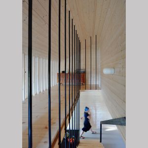 Centralnie umieszczone schody oddzielają salon od przedpokoju i pomieszczeń zamkniętych – głównej sypialni, łazienki i toalety. Projekt i zdjęcia: architekt Grzegorz Layer