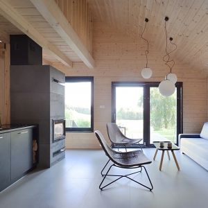 Z salon, jadalni i aneksu kuchennego mamy bezpośrednie wyjście na taras. Projekt i zdjęcia: architekt Grzegorz Layer