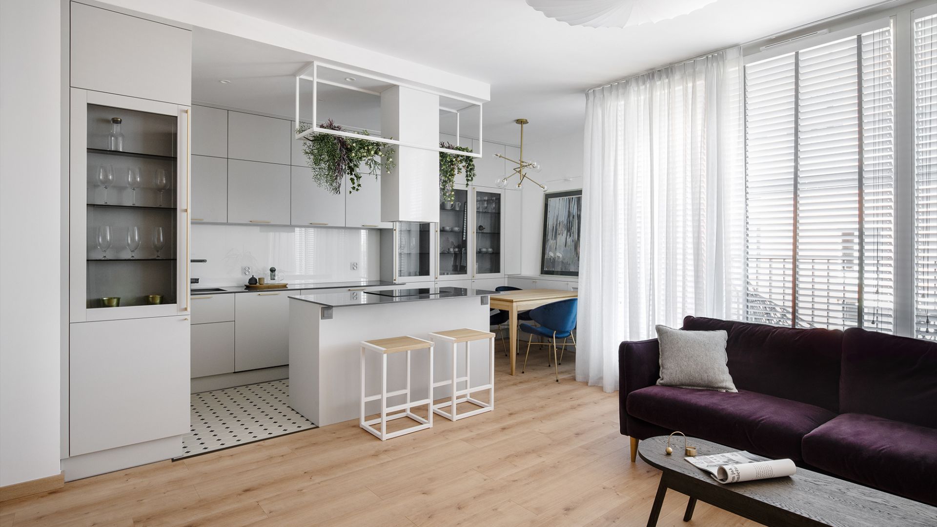 Mieszkanie ma powierzchnię 50 metrów kwadratowych. Zlokalizowane jest w prestiżowej lokalizacji, w samym centrum Gdańska. Projekt: Monika Wierzba-Krygiel. Fot. Hania Połczyńska