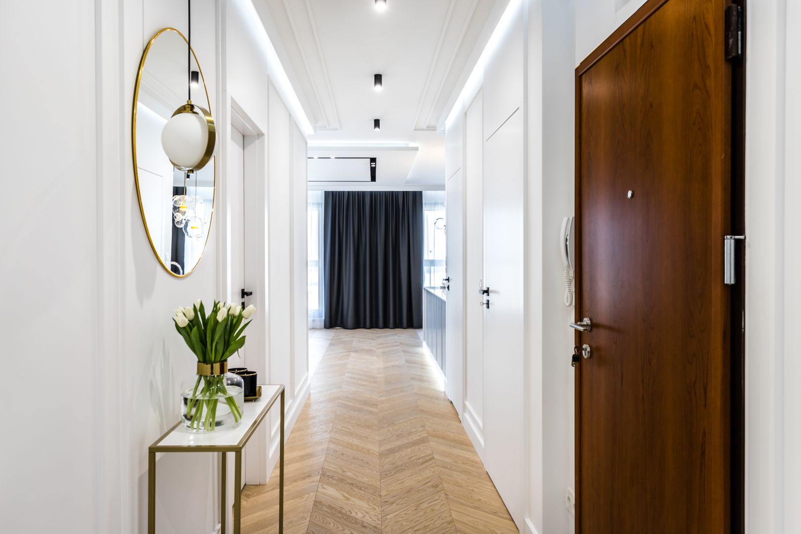 Stylowy korytarz w 100-metrowym apartamencie. Projekt: Anna Milczarek, Moovin Group