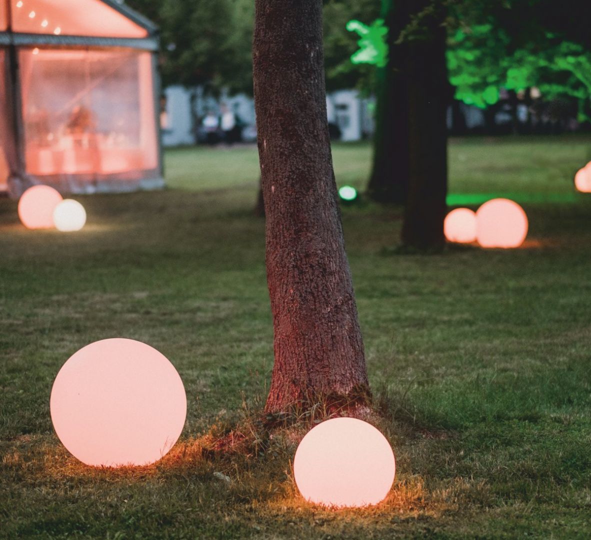 Lampa stojąca mBall, w 4 rozmiarach (30 cm, 40 cm, 60 cm, 80 cm). 845 zł (80 cm). Micante/9design.pl
