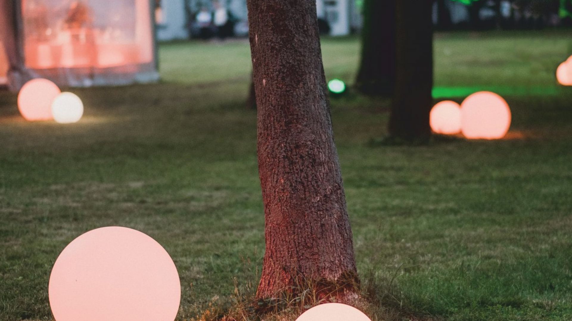 Lampa stojąca mBall, w 4 rozmiarach (30 cm, 40 cm, 60 cm, 80 cm). 845 zł (80 cm). Micante/9design.pl