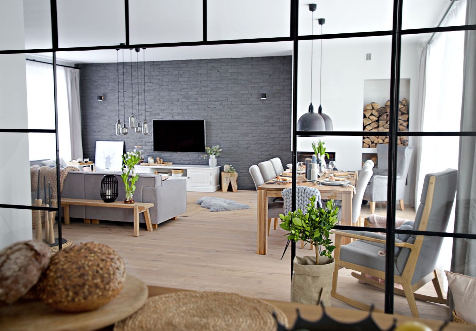Salon i jadalnia to otwarte wnętrze zaaranżowane w lekkim i naturalnym stylu. Projekt wnętrza: SHOKO design