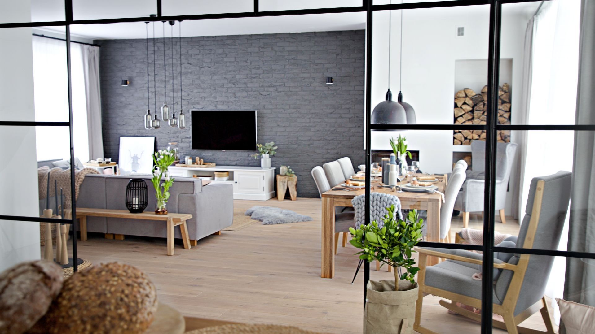 Salon i jadalnia to otwarte wnętrze zaaranżowane w lekkim i naturalnym stylu. Projekt wnętrza: SHOKO design