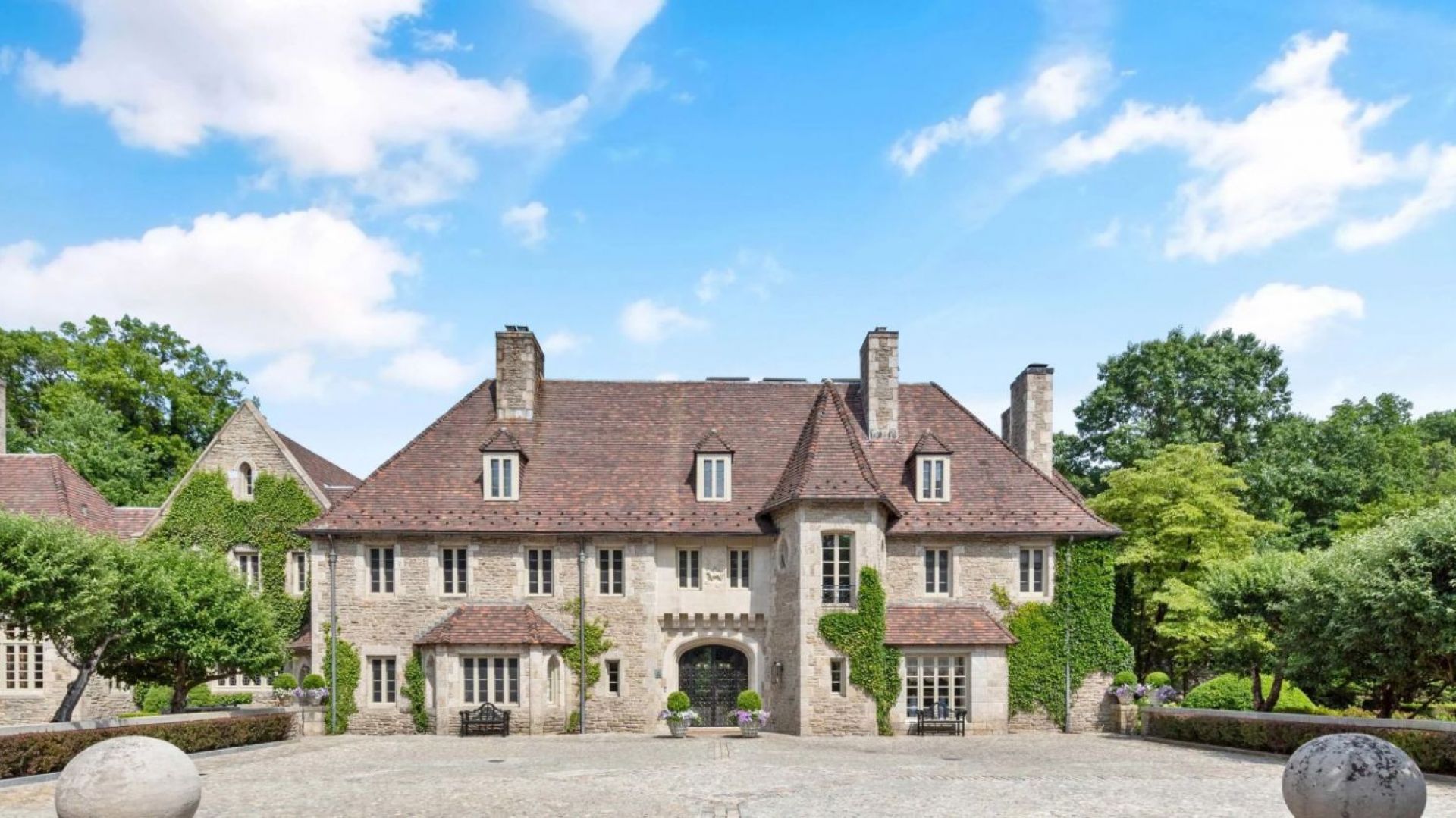Posiadłość w zamkowym stylu znajduje się w stanie Connecticut. Źródło: www.conciergeauctions.com. Zdjęcia: Compass and Concierge Auctions