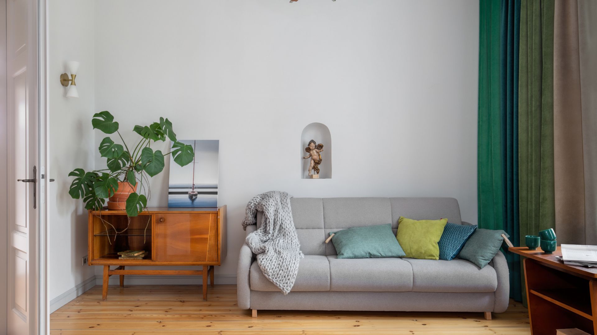 Apartament znajduje się na drugi piętrze kamienicy zaprojektowanej przez znanego sopockiego architekta Carl’a Kupperschmitt’a. Projekt: Marta Kodrzycka, Marta Wróbel. Fot. Magdalena Łojewska