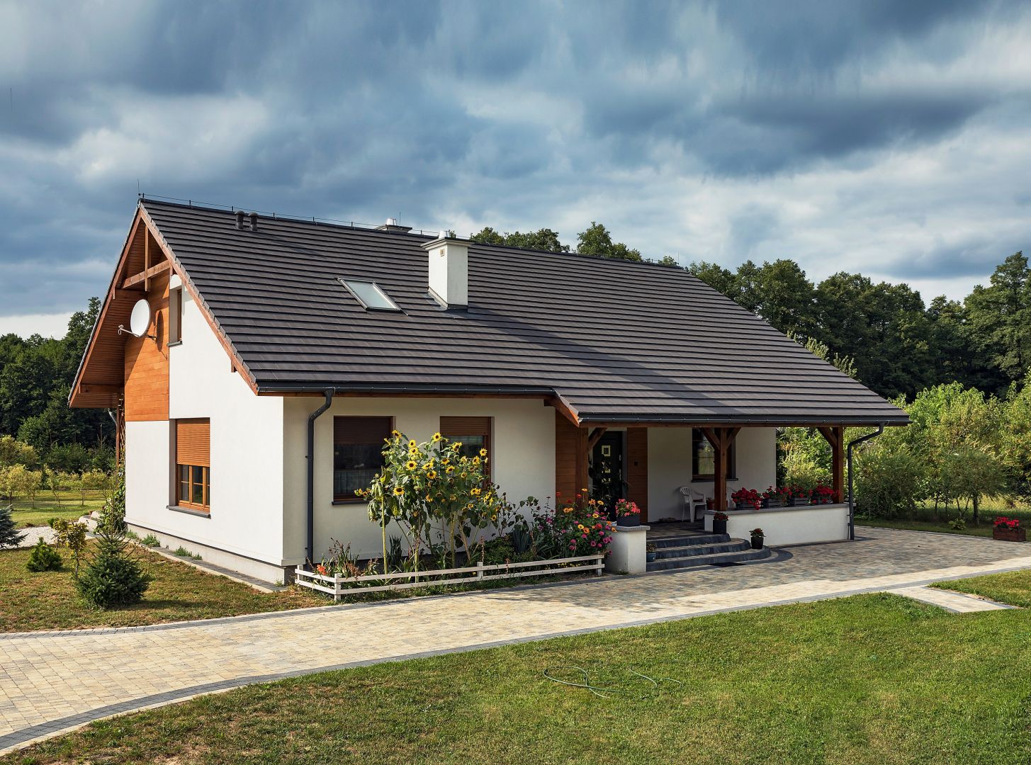 Dachówka Tegalit Protegon marki BMI Braas zawiera pigmenty odbijające znacznie więcej promieniowania podczerwonego niż pozostałe dachówki, co przekłada się na niższą temperaturę na spodniej stronie dachówek – nawet o 10 stopni Celsjusza. Taki dach mniej się nagrzewa i chroni domowników przed upałem. Fot. BMI Braas
