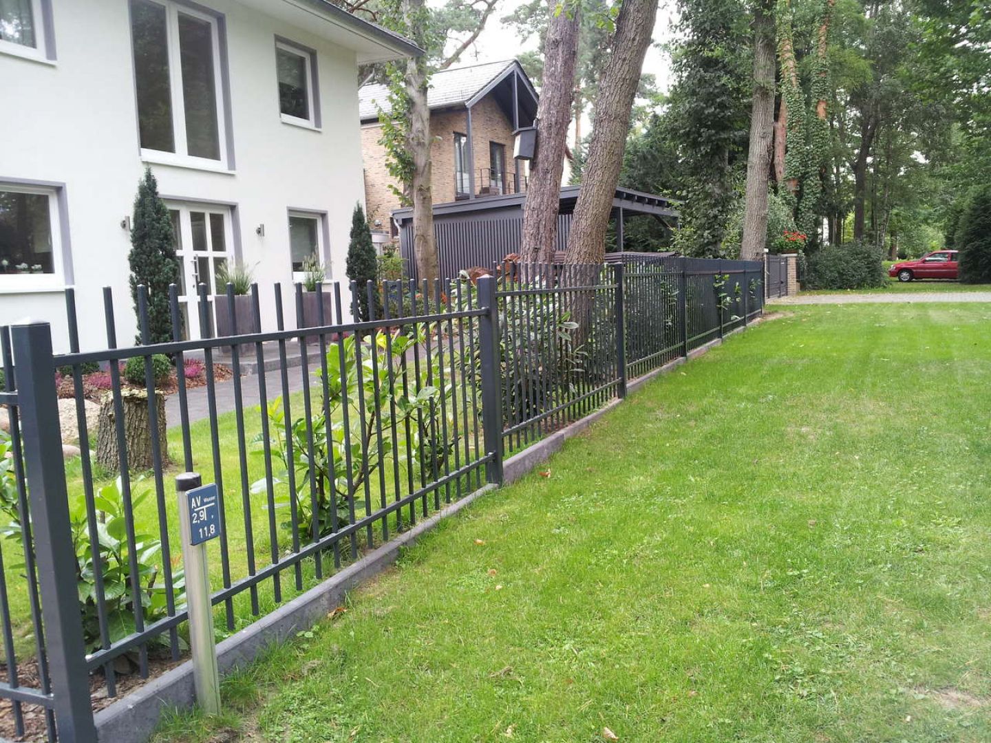 Nawet dla działki na bardzo trudnym terenie można znaleźć metodę na estetyczne i trwałe ogrodzenie. Trzeba tylko liczyć się z tym, że każde niestandardowe rozwiązanie będzie podwyższało cenę inwestycji. Fot. Plast Met Systemy Ogrodzeniowe