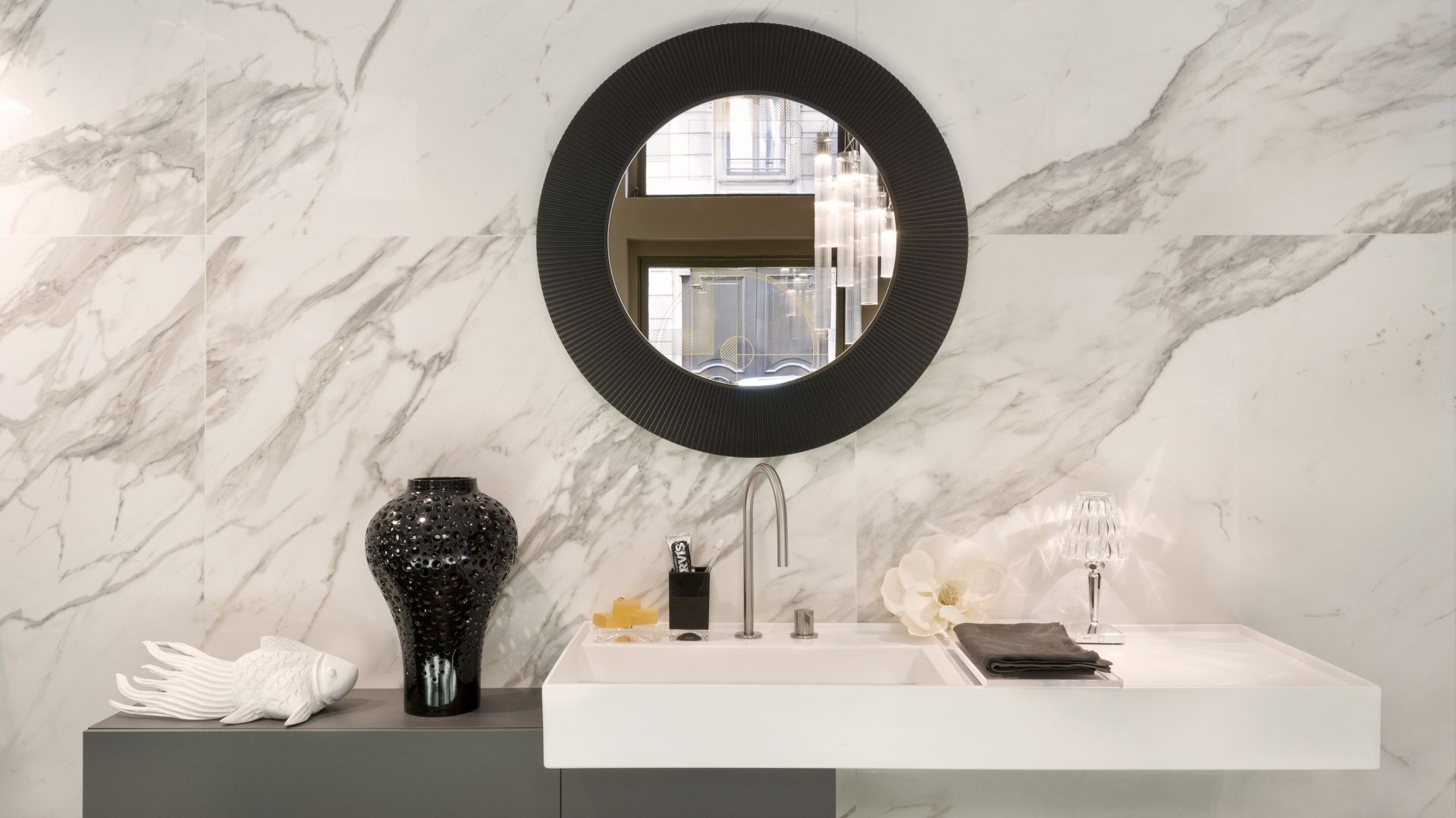 Baterie Kartell by Laufen występują w wersji minimalistycznej, ale dostępne są też w wersji z dyskiem z tworzywa, który stanowi dodatkową półkę. Cena: ok. 2.800 zł (bateria umywalkowa z korkiem, chrom). Fot. Laufen
