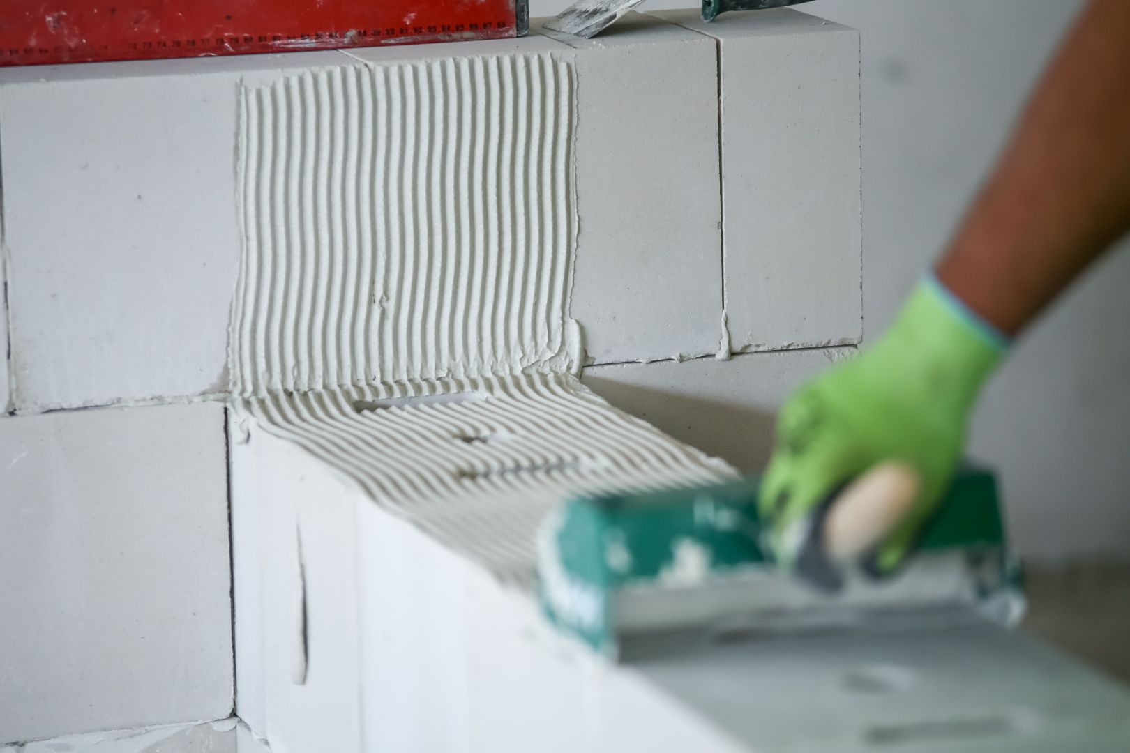 Pomimo iż technologia cienkospoinowa istnieje na rynku stosunkowo niedługo, to staje się coraz bardziej popularna. Przede wszystkim murowanie tą metodą jest nowoczesne, a praca na budowie idzie o wiele sprawniej. Fot. H+H Polska