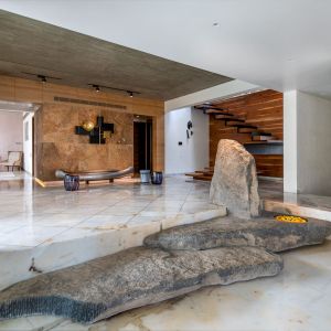Kamienie jako element dekoracji wnętrza. Projekt: NA Architects. Zdjęcia: Boca do Lobo