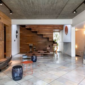 Piękne schody są ozdobą części dziennej. Projekt: NA Architects. Zdjęcia: Boca do Lobo