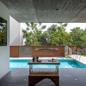 Taras z pokoju dziennego wychodzi prosto na basen. Projekt: NA Architects. Zdjęcia: Boca do Lobo
