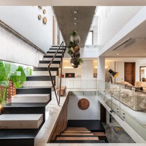 Dzięki umiejętnemu stosowaniu przeszkleń wnętrze jest bardzo dobrze oświetlone. Projekt: NA Architects. Zdjęcia: Boca do Lobo