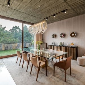 Jadalnia, podobnie jak inne pomieszczenia, otwiera się na ogród. Projekt: NA Architects. Zdjęcia: Boca do Lobo
