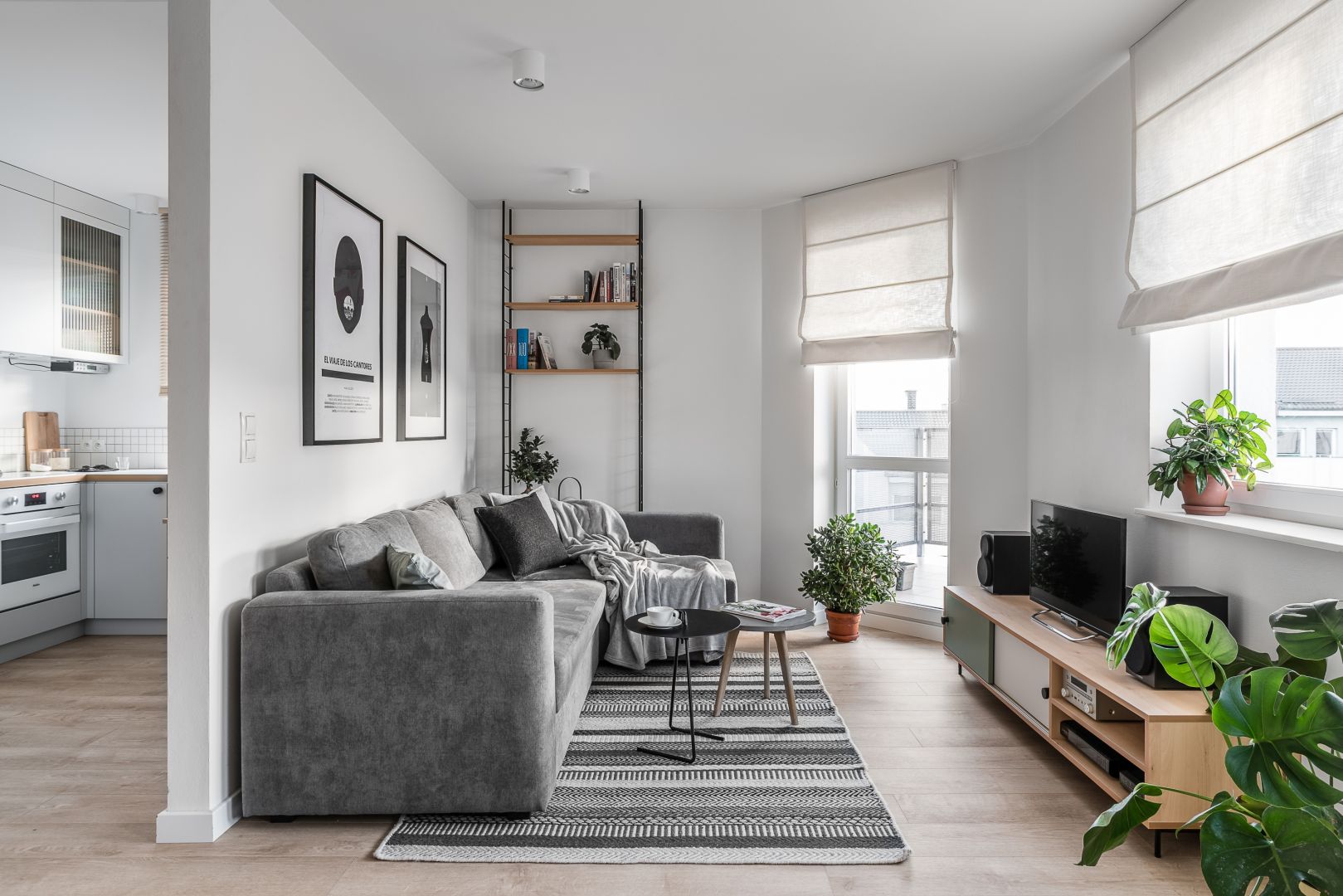 Niewielki salon urządzono w duchu skandynawski. Żywe rośliny wnoszą do wnętrza pozytywna energię. Projekt Raca Architekci. Fot. Fotomohito