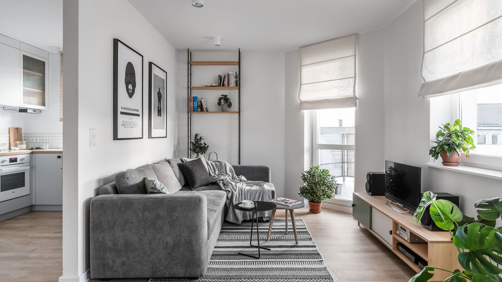Niewielki salon urządzono w duchu skandynawski. Żywe rośliny wnoszą do wnętrza pozytywna energię. Projekt Raca Architekci. Fot. Fotomohito